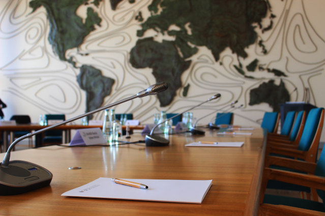 Konferenztisch im Weltsaal (Quelle: BfDI) Konferenztisch im Weltsaal