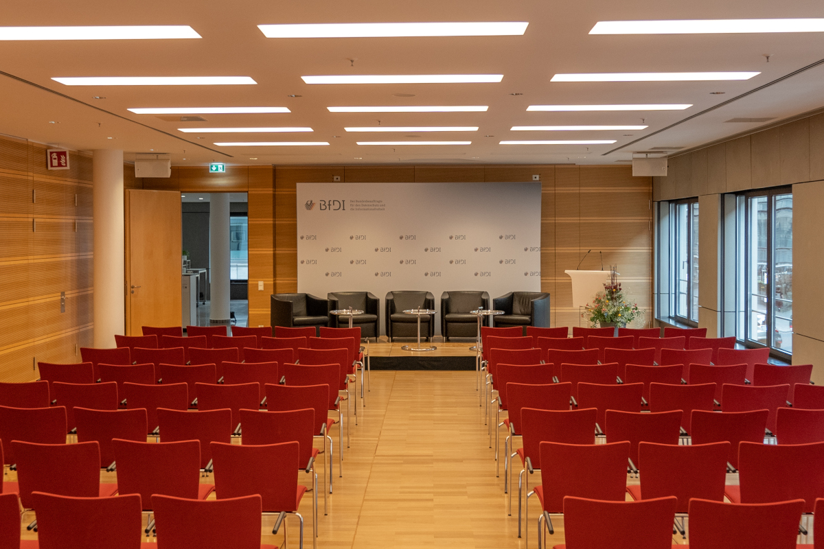 Leerer Veranstaltungsraum mit Stühlen und Bühne beim Politischen Forum des BfDI (Quelle: BfDI - DH) Leerer Veranstaltungsraum mit Stühlen und Bühne beim Politischen Forum des BfDI