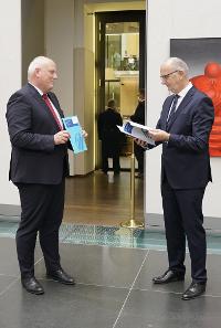 Prof. Ulrich Kelber übergibt seine Tätigkeitsberichte an Dr. Dietmar Woidke (Quelle: Bundesrat) Prof. Ulrich Kelber übergibt seine Tätigkeitsberichte an Dr. Dietmar Woidke