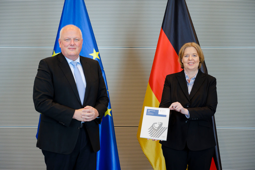 Prof. Ulrich Kelber übergibt Bundestagspräsidentin Bärbel Bas den 30. Tätigkeitsbericht (Quelle: Deutscher Bundestag / Thomas Trutschel / Photohek) Prof. Ulrich Kelber übergibt Bundestagspräsidentin Bärbel Bas den 30. Tätigkeitsbericht (Bild hat eine Langbeschreibung)