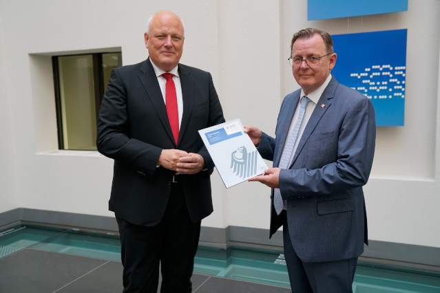 Prof. Ulrich Kelber übergibt den 30. Tätigkeitsbericht an den Bundesratspräsidenten Bodo Ramelow (Quelle: Bundesrat) Prof. Ulrich Kelber übergibt den 30. Tätigkeitsbericht an den Bundesratspräsidenten Bodo Ramelow