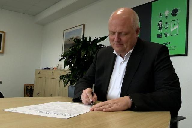 Prof. Ulrich Kelber unterschreibt die Charta der Vielfalt (Quelle: BfDI) Prof. Ulrich Kelber unterschreibt die Charta der Vielfalt