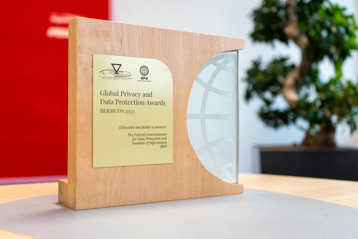 GPA-Award des BfDI auf einem Tisch (Quelle: BfDI - DH) GPA-Award des BfDI auf einem Tisch