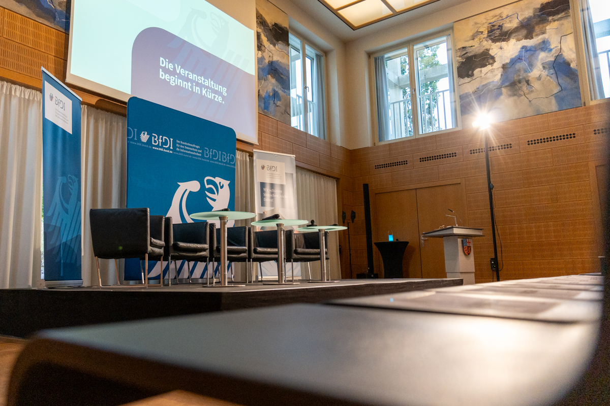 Leeres Podium beim Politischen Herbstforum 2023 (Quelle: BfDI - DH) Leeres Podium beim Politischen Herbstforum 2023