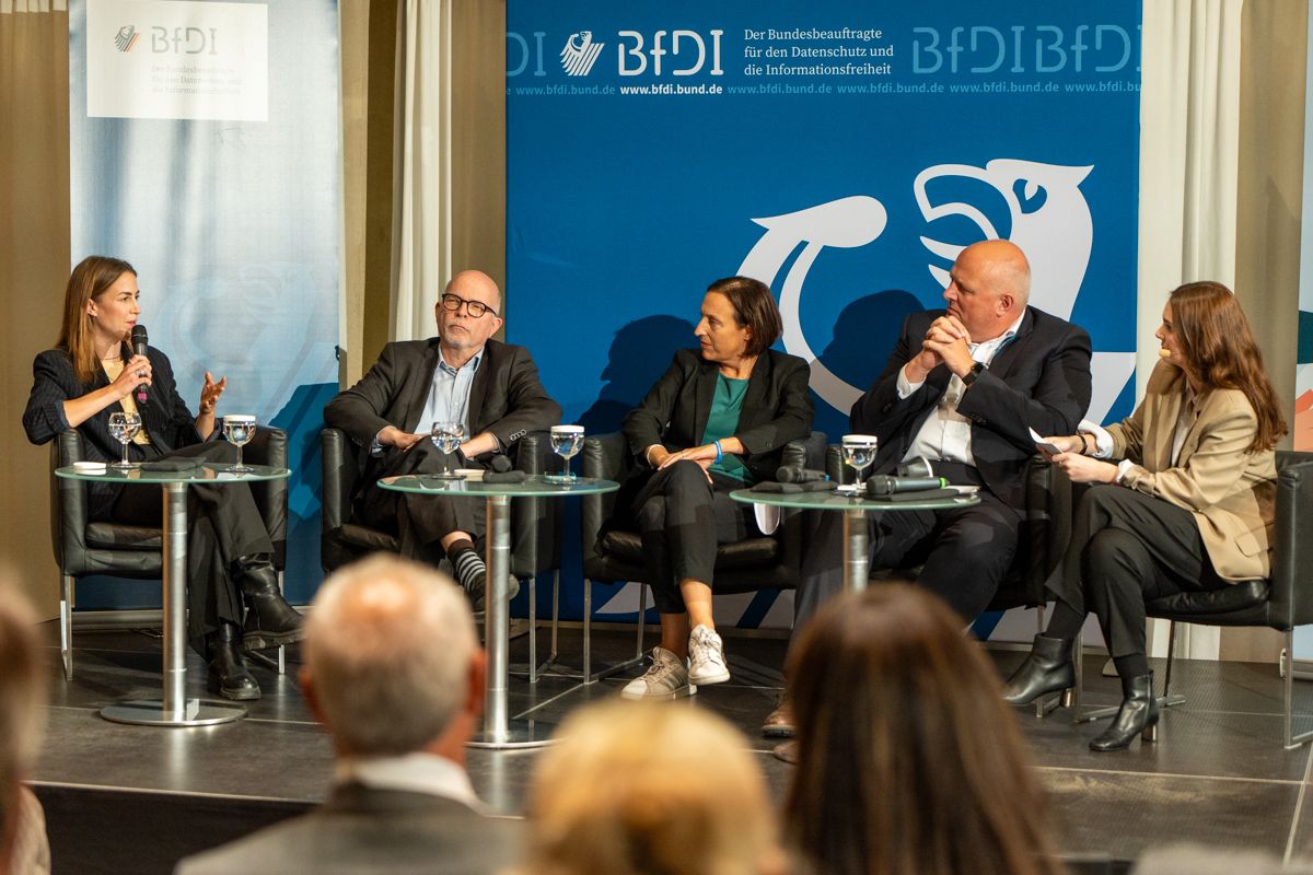 Podiumsdiskussion. Teilnehmende von links: Dorothea Winter, Paul Nemitz, Susanne Dehmel, Ulrich Kelber
