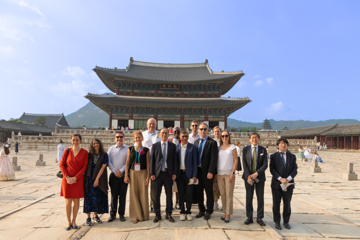 Internationale Gäste der Konferenz „Künstliche Intelligenz und Datenschutz: Bewältigung neu entstehender Herausforderungen" beim Begleitprogramm in Seoul (Quelle: PIPC, Korea) Internationale Gäste der Konferenz „Künstliche Intelligenz und Datenschutz: Bewältigung neu entstehender Herausforderungen" beim Begleitprogramm in Seoul