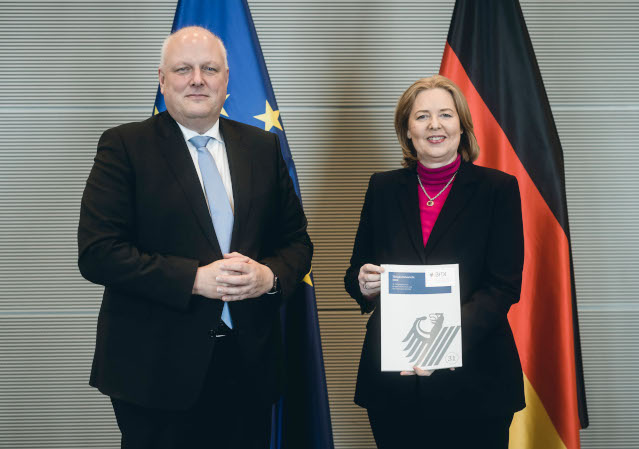Prof. Ulrich Kelber und Bundestagspräsidentin Bärbel Bas bei der Übergabe des 31. Tätigkeitsberichts (Source: DBT/photothek) Prof. Ulrich Kelber und Bundestagspräsidentin Bärbel Bas bei der Übergabe des 31. Tätigkeitsberichts