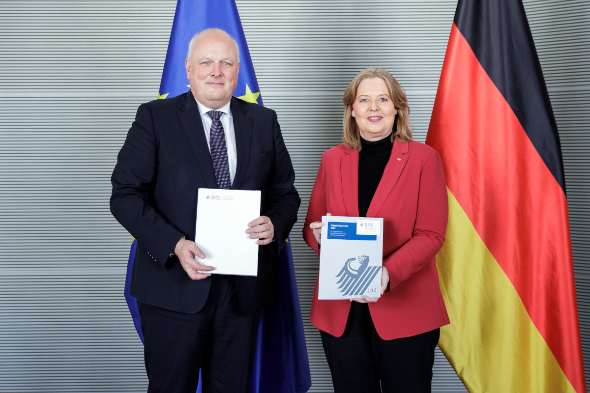 Prof. Ulrich Kelber übergibt den 32. Tätigkeitsbericht an Bundestagspräsidentin Bärbel Bas (Quelle: Deutscher Bundestag - Janine Schmitz - photothek) Prof. Ulrich Kelber übergibt den 32. Tätigkeitsbericht an Bundestagspräsidentin Bärbel Bas