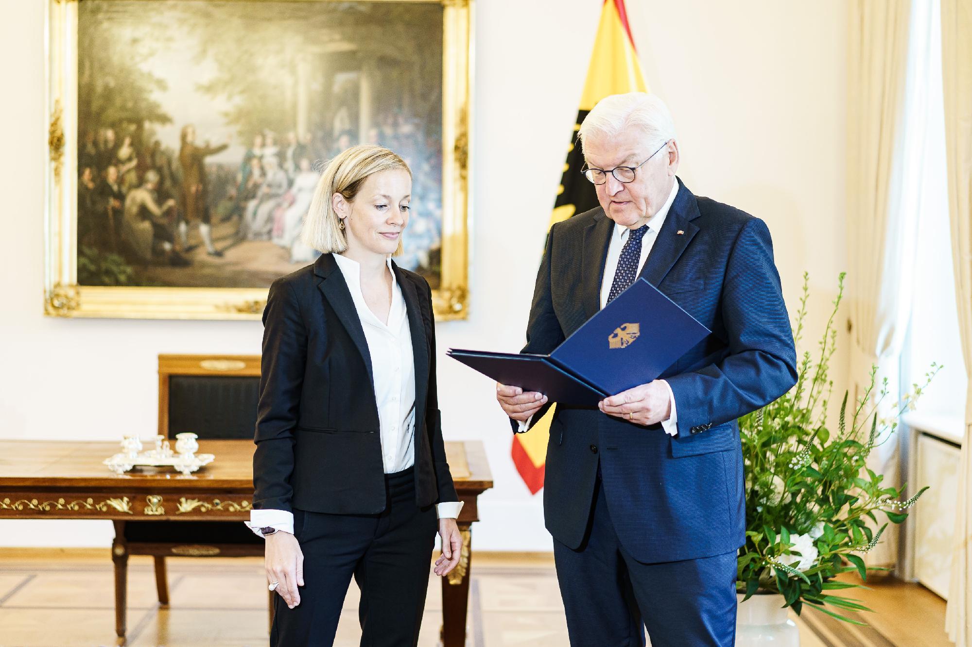 Prof. Dr. Louisa Specht-Riemenschneider erhält von Bundespräsident Dr. Frank-Walter Steinmeier die Ernennungsurkunde (Quelle: Bundesregierung/Denzel) Prof. Dr. Louisa Specht-Riemenschneider erhält von Bundespräsident Dr. Frank-Walter Steinmeier die Ernennungsurkunde