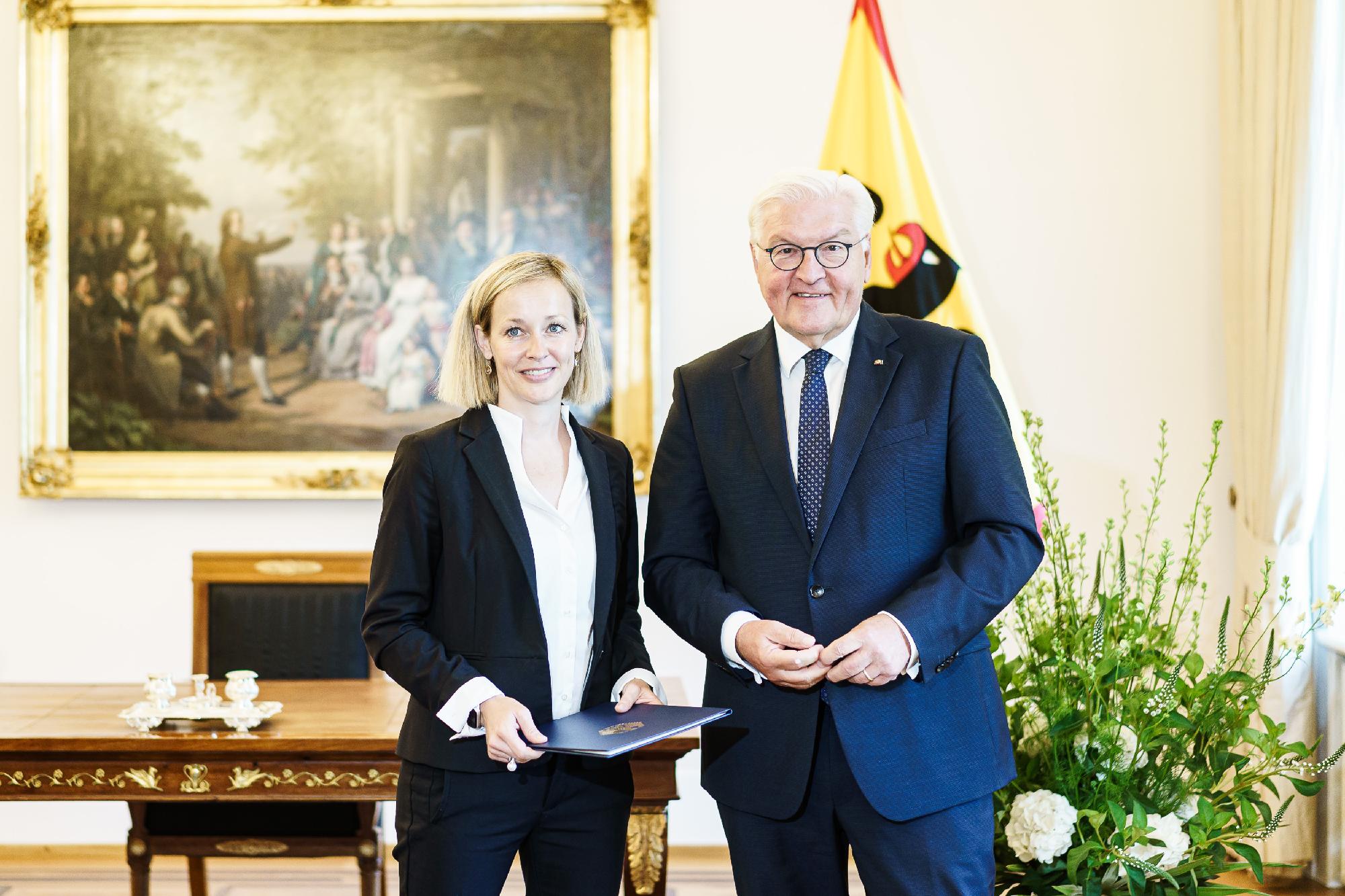 Prof. Dr. Louisa Specht-Riemenschneider und Bundespräsident Dr. Frank-Walter Steinmeier  (Quelle: Bundesregierung/Denzel) Prof. Dr. Louisa Specht-Riemenschneider und Bundespräsident Dr. Frank-Walter Steinmeier