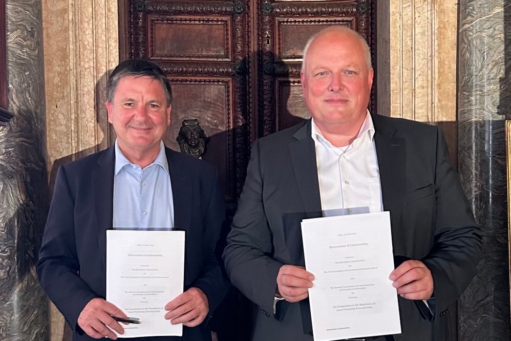 Ulrich Kelber und John Edwards halten die gemeinsame Absichtserklärung (Quelle: BfDI) Ulrich Kelber und John Edwards halten die gemeinsame Absichtserklärung