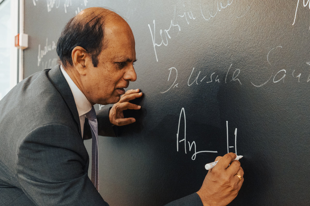 Arjuna Herath, Chairman der Sri Lanka Personal Data Protection Authority (PDPA) unterschreibt auf der Unterschriftenwand beim BfDI (Quelle: BfDI/DH) Arjuna Herath, Chairman der Sri Lanka Personal Data Protection Authority (PDPA) unterschreibt auf der Unterschriftenwand beim BfDI