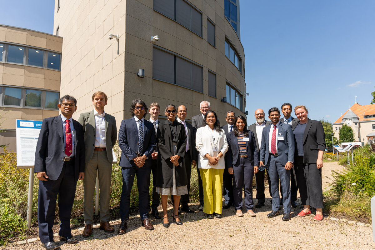 verweist auf: BfDI empfängt Delegation aus Sri Lanka (Quelle: BfDI/DH) Gruppenbild mit einer Delegation der Sri Lanka Personal Data Protection Authority (PDPA), Vertretern der Friedrich-Naumann-Stiftung und Mitarbeitenden des BfDI (verweist auf: BfDI empfängt Delegation aus Sri Lanka)