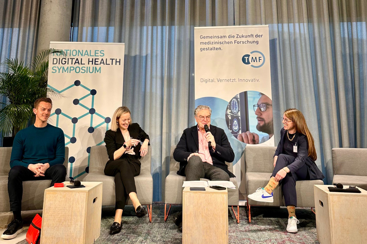 Podium mit Prof. Dr. Louisa Specht-Riemenschneider und weiteren Teilnehmenden beim Nationalen Digital Health Symposium der TMF e.V. (Quelle: BfDI/LB) Podium mit Prof. Dr. Louisa Specht-Riemenschneider und weiteren Teilnehmenden beim Nationalen Digital Health Symposium der TMF e.V.