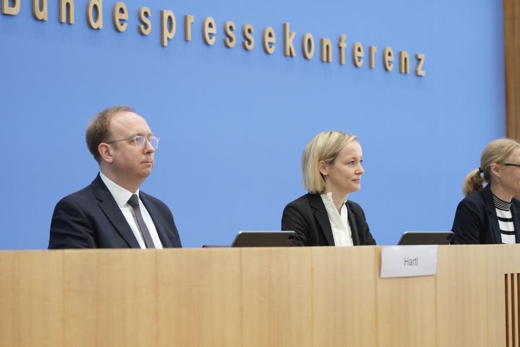 Frau Prof. Dr. Specht-Riemenschneider und der Leitende Beamte sitzen nebeneinander bei der Bundespressekonferenz (Quelle: BfDI-DH) Frau Prof. Dr. Specht-Riemenschneider und der Leitende Beamte sitzen nebeneinander bei der Bundespressekonferenz