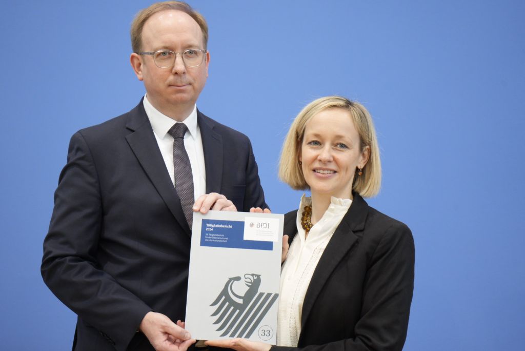Frau Prof. Dr. Specht-Riemenschneider und der Leitende Beamte halten zusammen den 33. Tätigkeitsberichts der BfDI (Quelle: BfDI-DH) Frau Prof. Dr. Specht-Riemenschneider und der Leitende Beamte halten zusammen den 33. Tätigkeitsberichts der BfDI