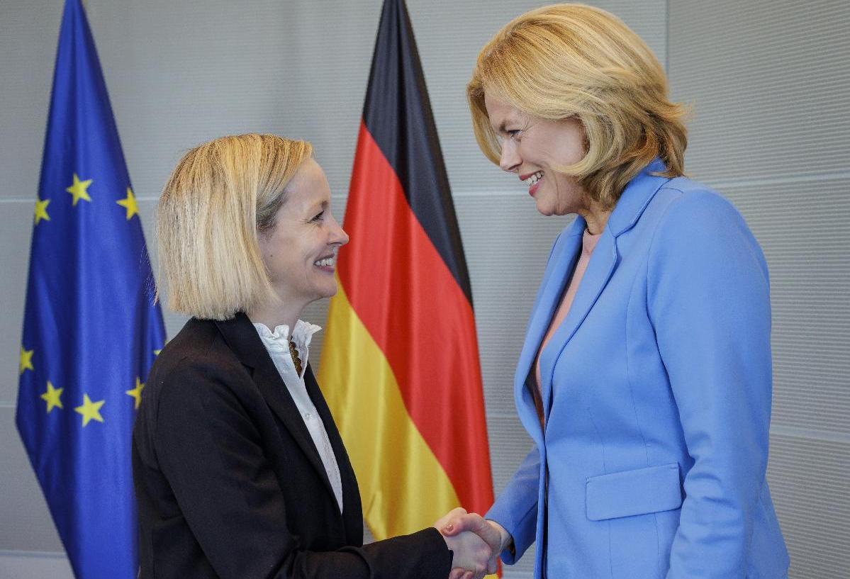 Bundestagspräsidentin Frau Klöckner und Frau Prof. Dr. Specht-Riemenschneider begrüßen sich mit Handschlag (Quelle: Deutscher Bundestag / Thomas Köhler / photothek ) Bundestagspräsidentin Frau Klöckner und Frau Prof. Dr. Specht-Riemenschneider begrüßen sich mit Handschlag