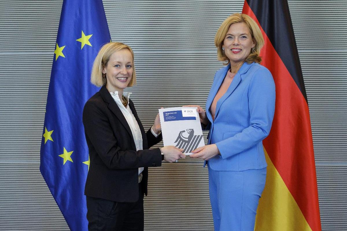 Frau Prof. Dr. Specht-Riemenschneider und Frau Klöckner halten zusammen den 33. Tätigkeitsbericht in den Händen (Quelle: Deutscher Bundestag / Thomas Köhler / photothek ) Frau Prof. Dr. Specht-Riemenschneider und Frau Klöckner halten zusammen den 33. Tätigkeitsbericht in den Händen