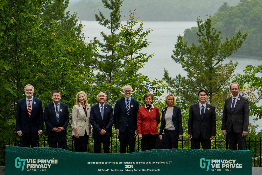 verweist auf: Runder Tisch der G7-Datenschutzbehörden beschließt Erklärung zur Förderung von Innovation und Kinderschutz durch Datenschutz (Quelle: OPC Canada) Gruppenfoto des G7 Roundtable in Kanada (verweist auf: Runder Tisch der G7-Datenschutzbehörden beschließt Erklärung zur Förderung von Innovation und Kinderschutz durch Datenschutz)