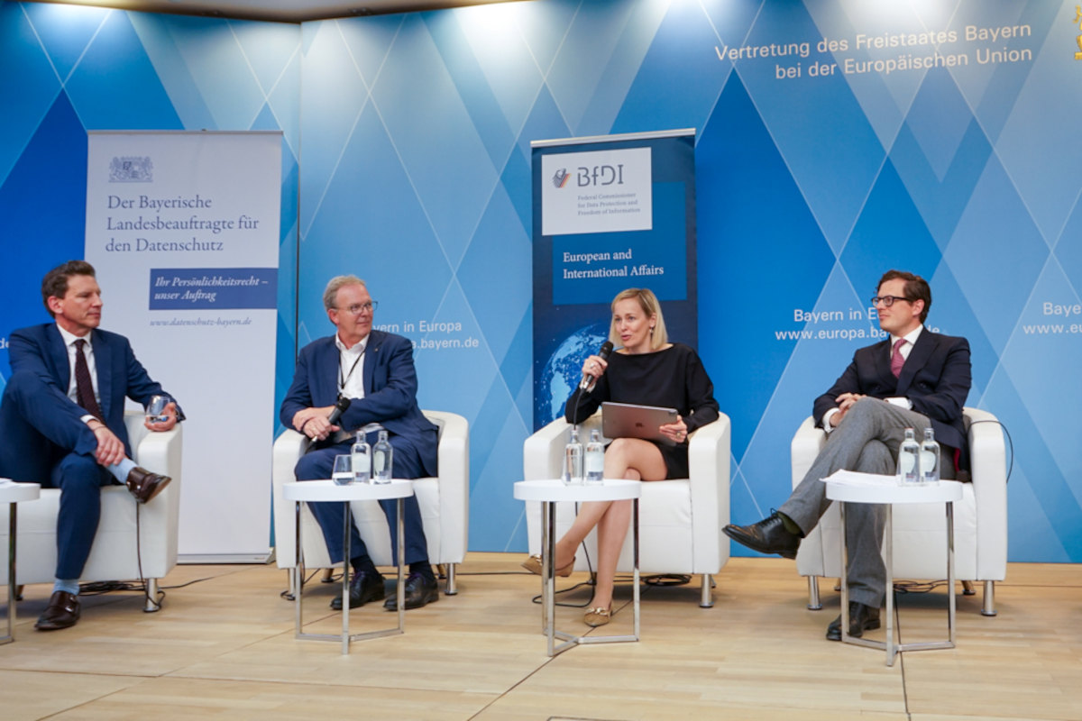 verweist auf: Datenschutz und Digitalregulierung: gut verzahnt eine gute Nachricht für Innovationen aus Europa (Quelle: EDPS) Prof. Dr. Louisa Specht-Riemenschneider mit weiteren Personen auf dem Podium bei der High Level Debate (verweist auf: Datenschutz und Digitalregulierung: gut verzahnt eine gute Nachricht für Innovationen aus Europa)