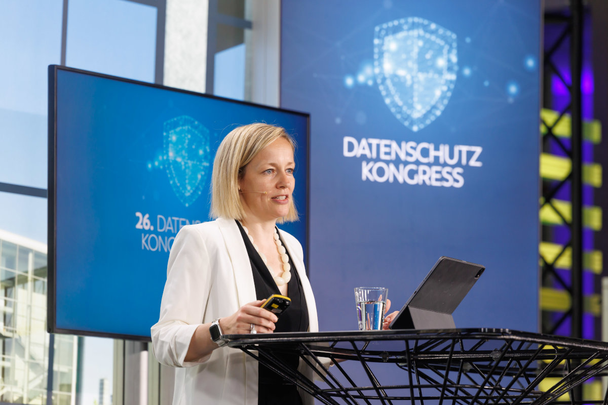 verweist auf: Was bedeutet Datenschutz in der digitalen Ära? (Quelle: Handelsblatt / Dietmar Gust Fotografie) Prof. Specht-Riemenschneider bei ihrem Vortrag beim 26. Datenschutzkongress (verweist auf: Was bedeutet Datenschutz in der digitalen Ära?)