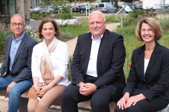 Gruppenbild auf einer Bank im Garten (Quelle: BfDI, Stein) Gruppenbild auf einer Bank im Garten