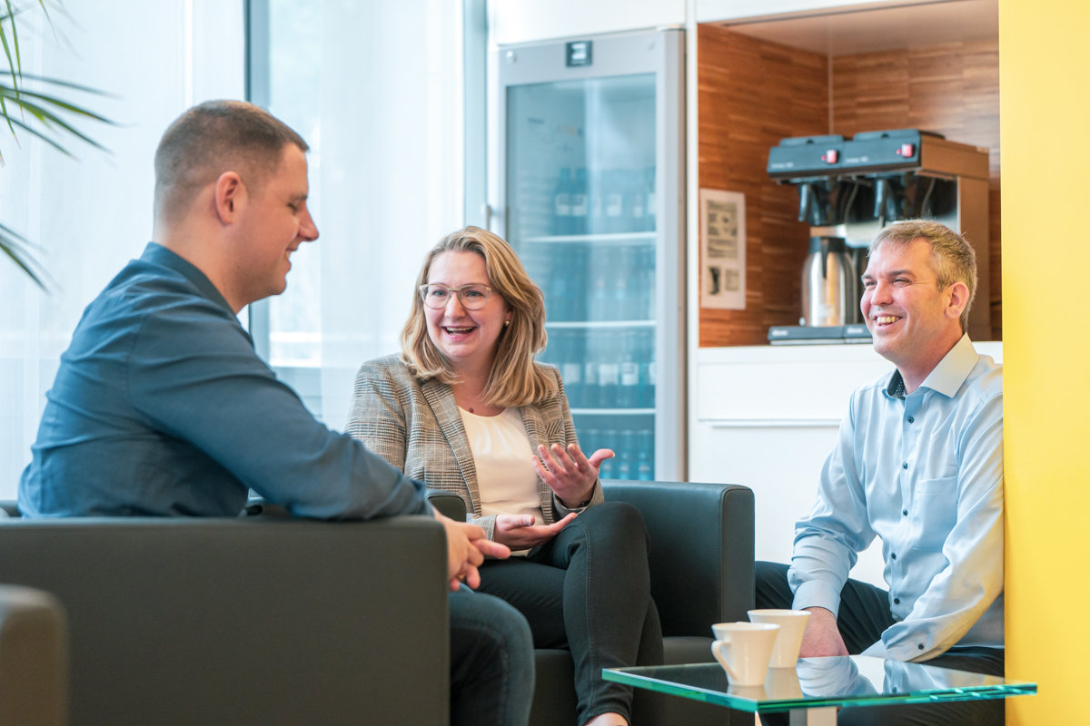 Drei Personen beim Kaffe trinken (Quelle: BfDI - DH) Drei Personen beim Kaffe trinken