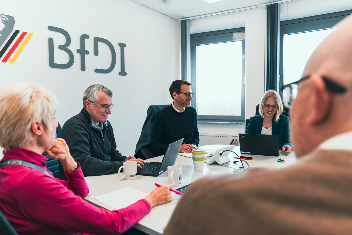 verweist auf: Warum die Datenschutzkontrolle der Sicherheitsbehörden wichtig ist (Quelle: BfDI - DH) Arbeiten beim BfDI mit fünf Mitarbeitenden (verweist auf: Warum die Datenschutzkontrolle der Sicherheitsbehörden wichtig ist)