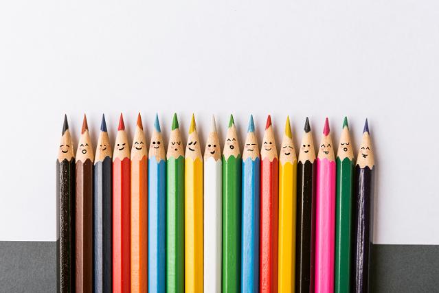 Verschiedenfarbige Buntstifte mit aufgemalten Gesichtern (Quelle: Adobe Stock - Mikhaylovskiy ) Verschiedenfarbige Buntstifte mit aufgemalten Gesichtern