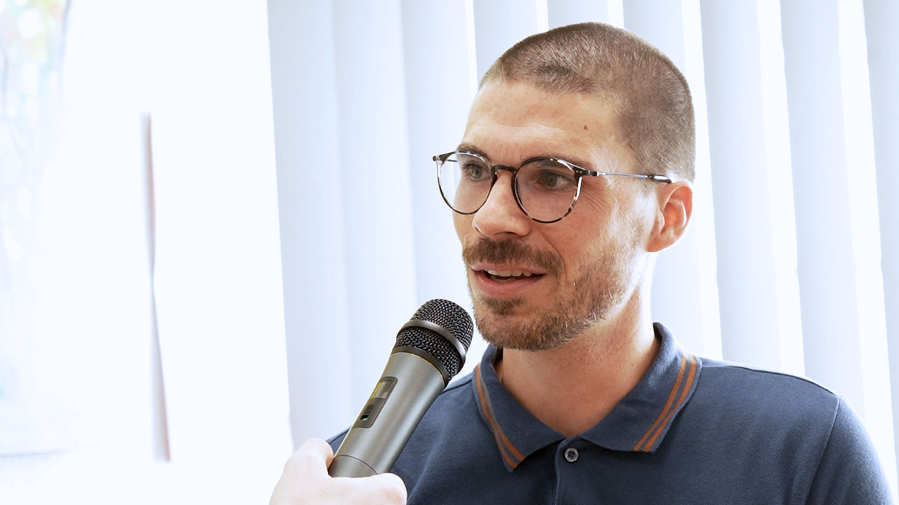 verweist auf: Jobprofil Sachbearbeitung (Quelle: BfDI/DH) Mann spricht in Mikrofon (verweist auf: Jobprofil Sachbearbeitung)