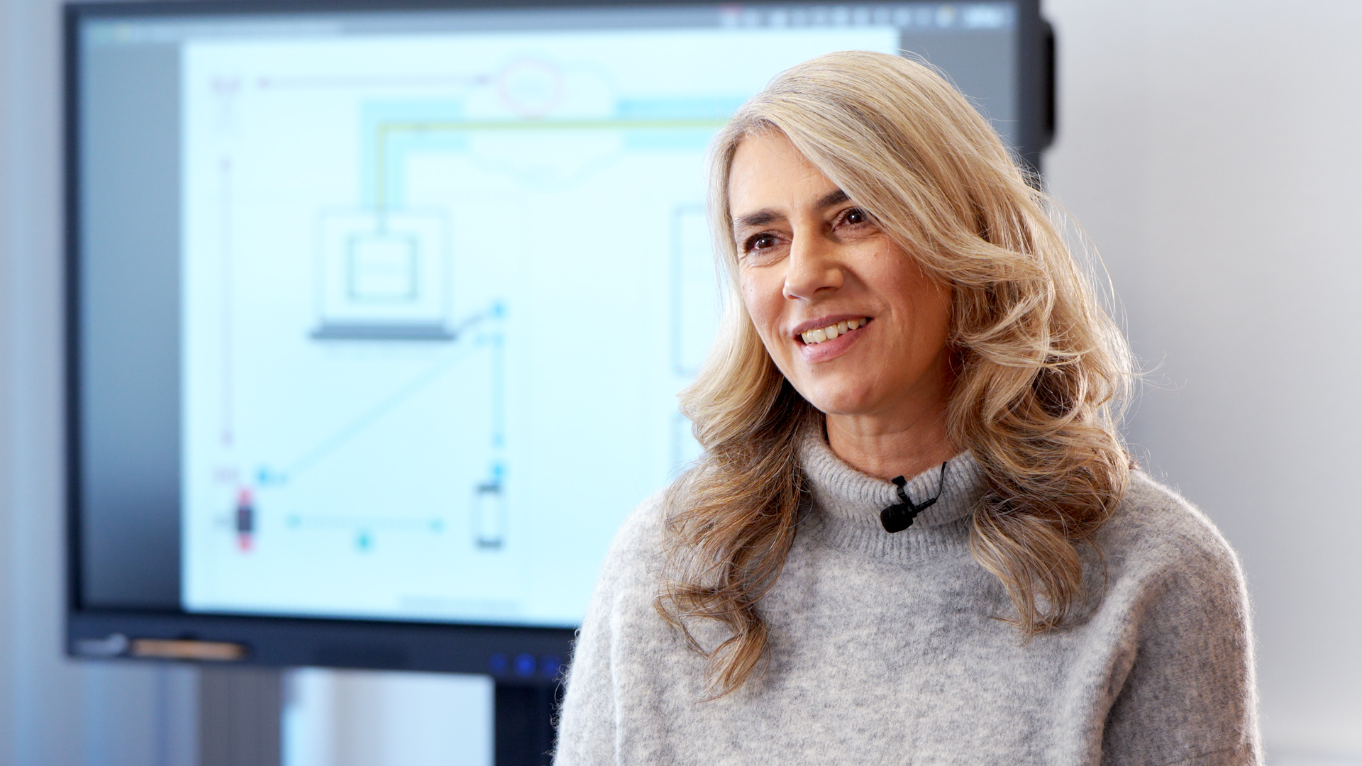 verweist auf: Jobprofil Techniker/in (Quelle: BfDI/DH) Frau spricht vor Präsentation (verweist auf: Jobprofil Techniker/in)