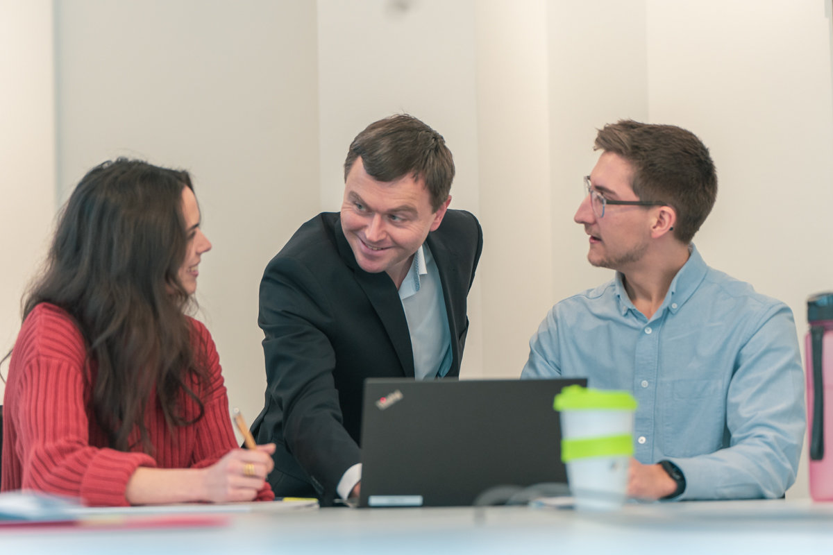 verweist auf: Allgemeine Informationen zur Bewerbung (Quelle: BfDI-DH) Drei Personen an einem Laptop (verweist auf: Allgemeine Informationen zur Bewerbung)