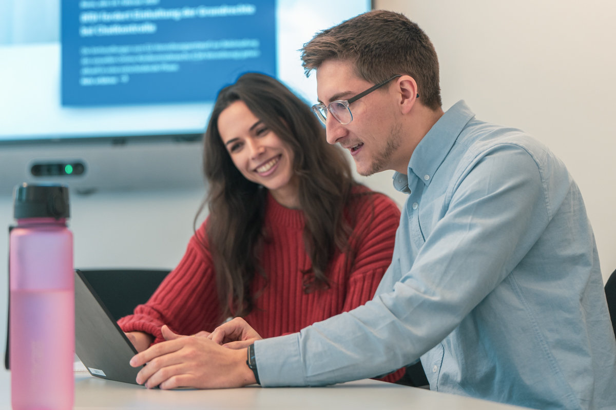 verweist auf: Beamtenanwärterinnen und Beamtenanwärter (Quelle: BfDI-DH) Zwei Personen an einem Laptop (verweist auf: Beamtenanwärterinnen und Beamtenanwärter)