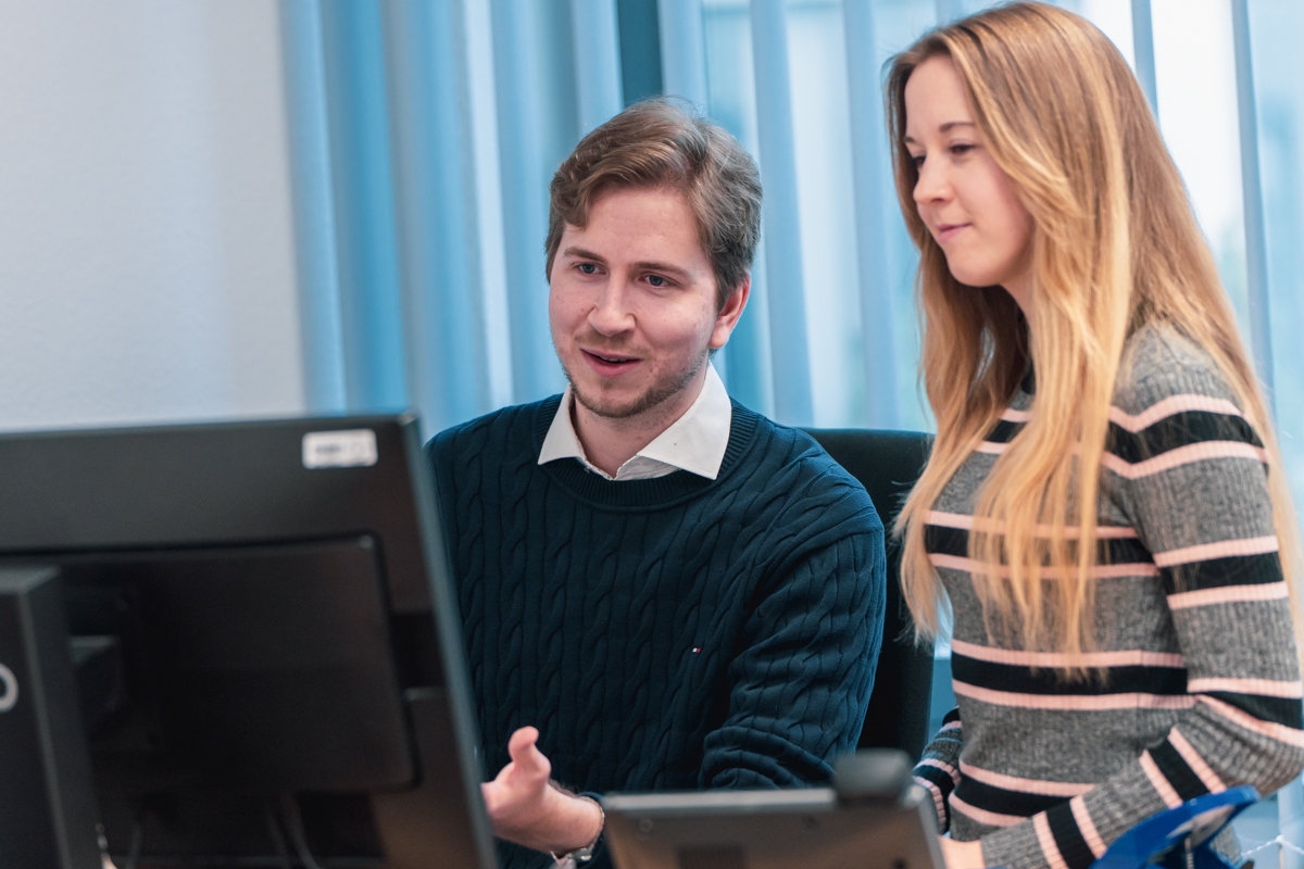 verweist auf: Praktikum (Quelle: BfDI-DH) Zwei Personen an einem Computer (verweist auf: Praktikum)