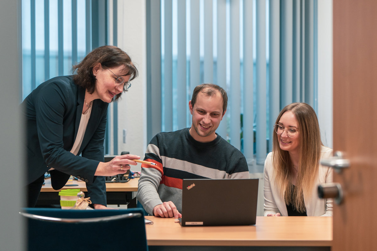 verweist auf: Referendariat (Quelle: BfDI-DH) Drei Personen an einem Laptop (verweist auf: Referendariat)