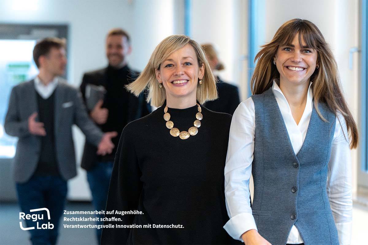 verweist auf: BfDI startet Sandbox „ReguLab“: Mehr Klarheit beim Datenschutz (Quelle: BfDI/DH) Prof. Dr. Louisa Specht-Riemenschneider mit Mitarbeitenden (verweist auf: BfDI startet Sandbox „ReguLab“: Mehr Klarheit beim Datenschutz)