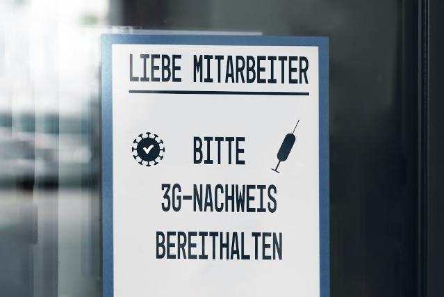 3G-Schild am Eingang zur Arbeitsstelle