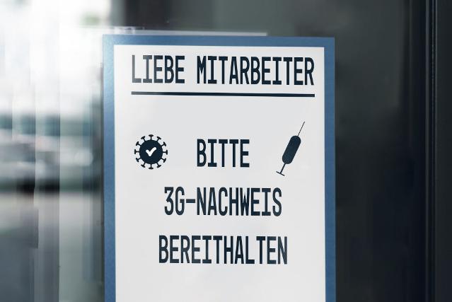 3G-Schild am Eingang zur Arbeitsstelle (Quelle: ©Bihlmayerfotografie - stock.adobe.com) 3G-Schild am Eingang zur Arbeitsstelle