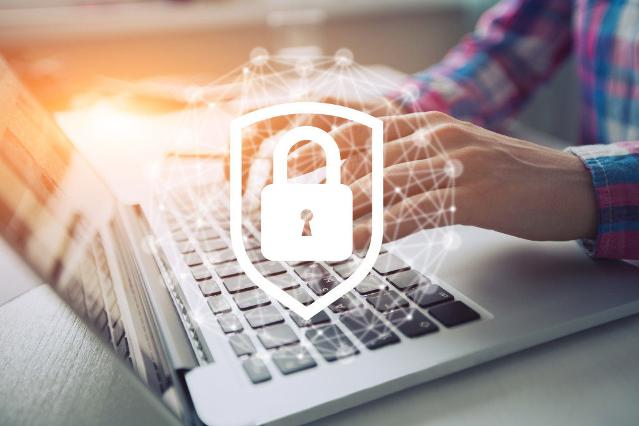 es ist ein Laptop mit einem schwebenden virtuellen Schlosssymbol abgebildet (Quelle: COMiCZ via Getty Images ) es ist ein Laptop mit einem schwebenden virtuellen Schlosssymbol abgebildet