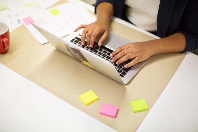 Laptop von hinten mit arbeitender Person (Quelle: Luis Alvarez via Getty Images) Laptop von hinten mit arbeitender Person