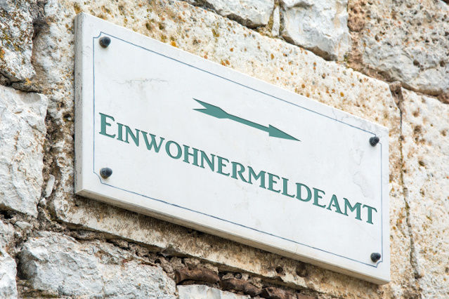 es ist ein Eingangsschild mit der Aufschrift Einwohnermeldeamt abgebildet (Quelle: ©Thomas Reimer - stock.adobe.com) es ist ein Eingangsschild mit der Aufschrift Einwohnermeldeamt abgebildet
