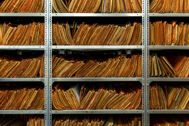 verweist auf: Stasi-Unterlagen (Quelle: ©Guido Koppes - stock.adobe.com) Stasiakten in Regalen (verweist auf: Stasi-Unterlagen)