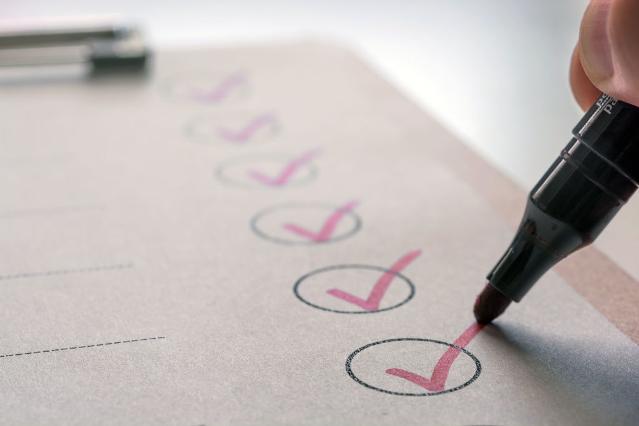 Checkliste mit rotem Filzstift (Quelle: ©Ralf Geithe - stock.adobe.com) Checkliste mit rotem Filzstift