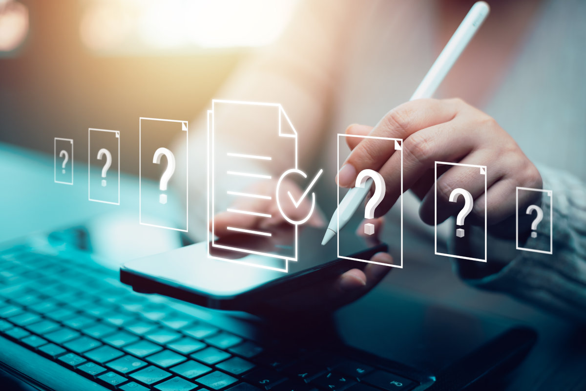 Checkliste wird ausgefüllt; daneben Fragezeichen (Quelle: Adobe Stock) Checkliste wird ausgefüllt; daneben Fragezeichen