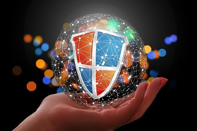 eine Hand hält eine Kugel bestehend aus digitalen Netzpunkten und darin schwebt ein Datenschutzschild (Quelle: ©geralt via Pixabay) eine Hand hält eine Kugel bestehend aus digitalen Netzpunkten und darin schwebt ein Datenschutzschild