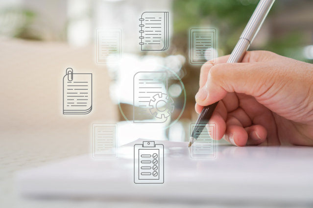 es sind 8 schwebende digitale Dokumente sowie ein Kugelschreiber in einer Hand abgebildet (Quelle: ©smolaw11 - stock.adobe.com) es sind 8 schwebende digitale Dokumente sowie ein Kugelschreiber in einer Hand abgebildet