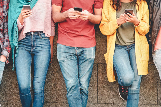 Drei Jugendliche mit Smartphone