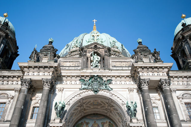 es ist die Vorderansicht des Berliner Doms abgebildet (verweist auf: Kirchen, Religionsgemeinschaften und kirchliche Einrichtungen)