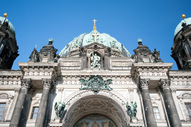 verweist auf: Kirchen, Religionsgemeinschaften und kirchliche Einrichtungen (Quelle: ©Kurt Hochrainer - stock.adobe.com) es ist die Vorderansicht des Berliner Doms abgebildet (verweist auf: Kirchen, Religionsgemeinschaften und kirchliche Einrichtungen)