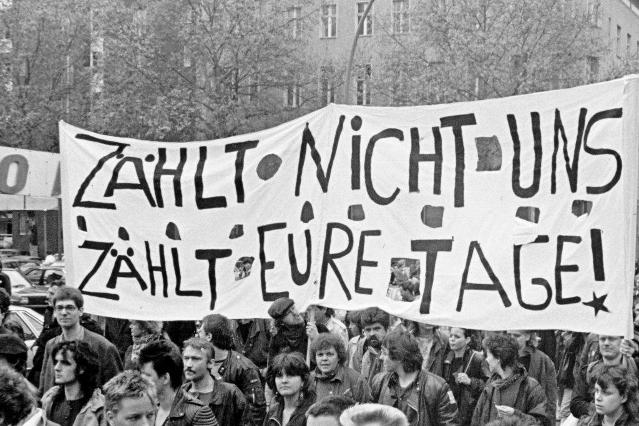 Plakat "Zählt nicht uns, zählt eure Tage" bei Protesten gegen die Volkszählung in den 1980er Jahren